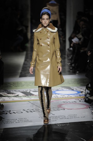 Palvin Barbara karrierjének egyik fordulópontja kétségtelenül az volt, amikor 2010 februárjában végigvonulhatott a Prada kifutóján. Ekkor mindössze 17 éves volt. 