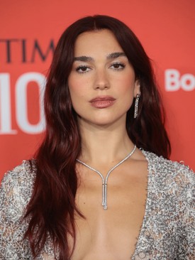Cseresznyés mokka: Ha nem szereted az egyértelmű, gyorsan beazonosítható árnyalatokat, ez a szín biztosan bejön majd. Nem véletlen, hogy Dua Lipa is rajong érte.