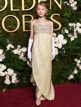 A híres Beverly Hills-i Lily et Cie butikban a Wicked sztárja beleszeretett egy 1966-os kollekcióba tervezett Hubert de Givenchy ruhába, amikor a tervező-múzsája kapcsolatának csúcsán járt Audrey Hepburnnel. A ruhát fehér estélyi kesztyűvel, Swarovski ékszerekkel, hegyes orrú cipővel és oldalra fésült frufruval kiegészítve a sztár, aki valóban a mai Audrey-t közvetítette