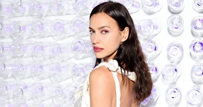 Irina Shayk egy szál bugyiban ment az autóversenyre, kiakadtak a rajongók