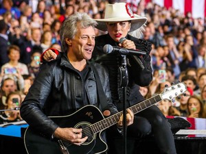 Ezt most túltolta Lady Gaga? Bizarr: náci huszárnak öltözve kampányolt Hillary Clintonnak