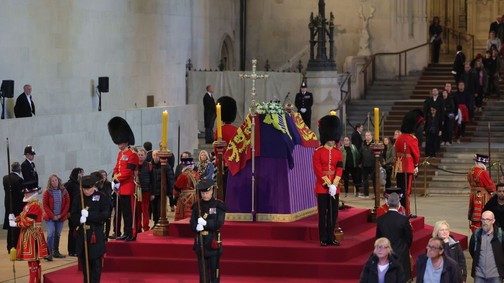 Erzsébet királynő halála és temetése a saját veszteségeink felett érzett fájdalmat is felidézheti –  A pszichológus véleménye