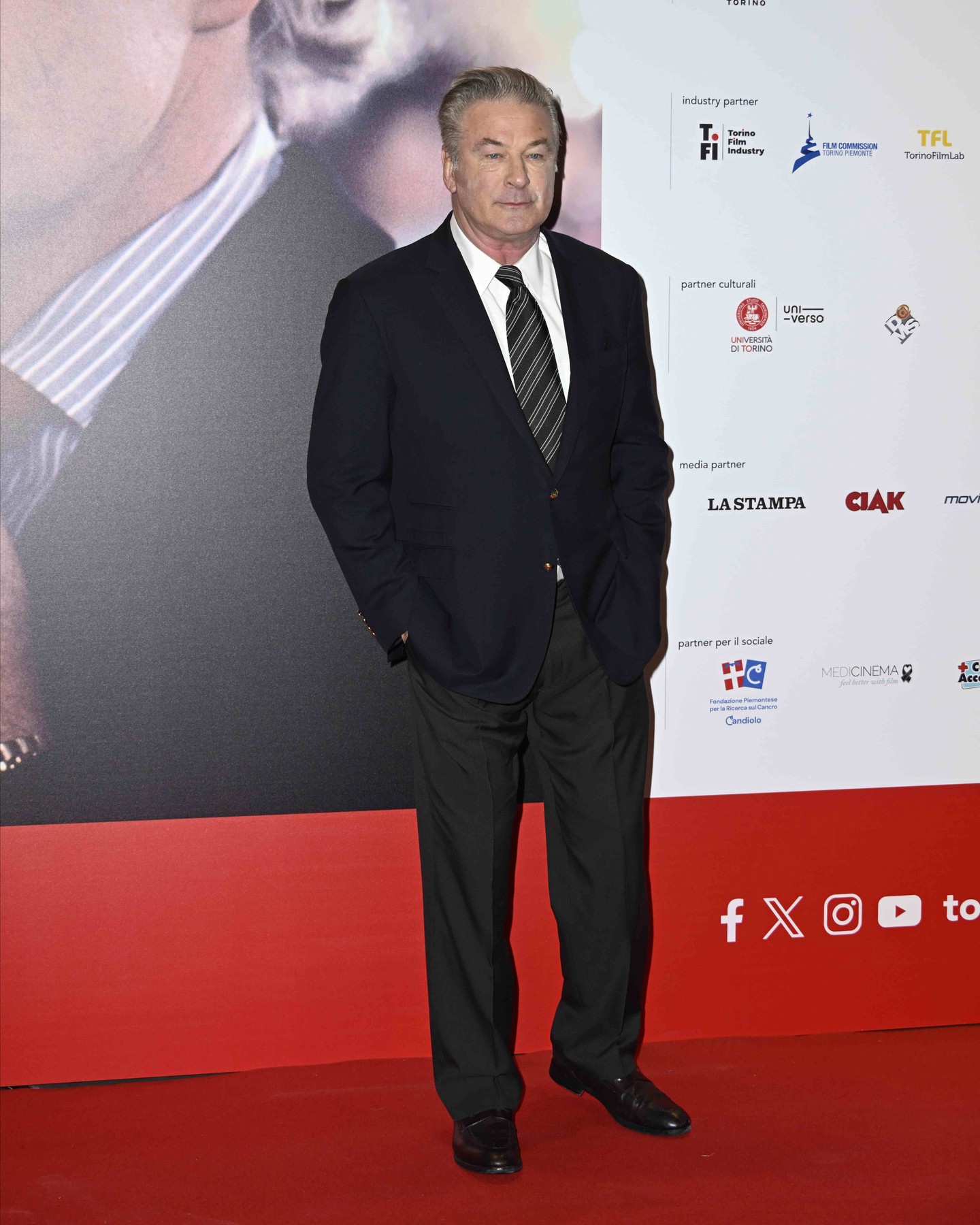 Alec Baldwin – 8 gyermek. A színész első házasságából Ireland Baldwin született, majd második feleségével, Hilaria Baldwinnal további hét közös gyermeket vállaltak A család gyakran oszt meg közös pillanatokat, bár Baldwin nem egyszer beszélt a szülőség kihívásairól is.