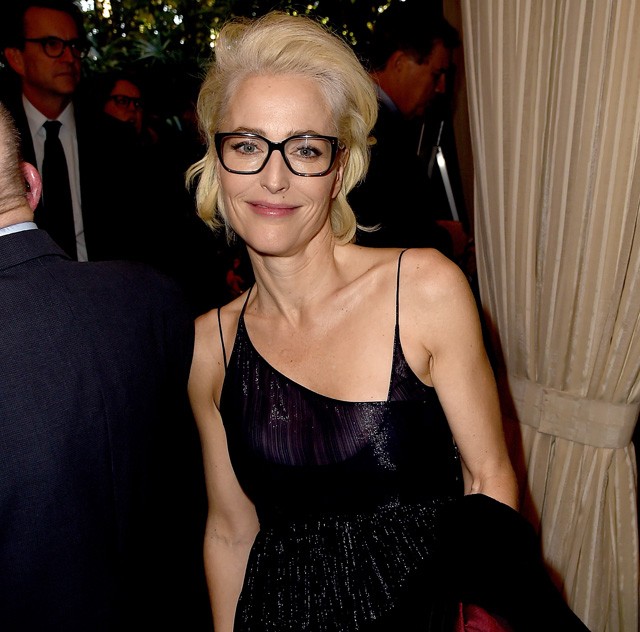 Gillian Anderson szemüveges szettben