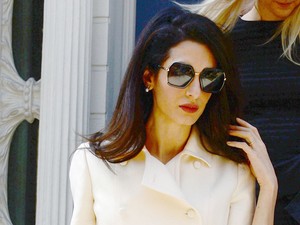 Amal Clooney megint megvillantotta a formás lábait