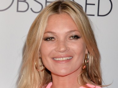 Mint egy bakfis! Annyira cuki Kate Moss ebben a pink ruhában