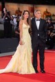 Amal Clooney 2024-ben vajsárga, bordázott csipke Atelier Versace ruhát vett fel a Velencei Nemzetközi Filmfesztiválra. 