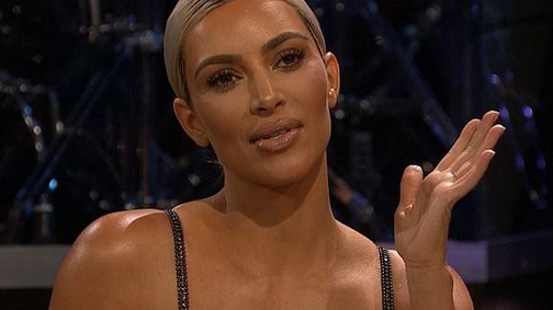 Kim Kardashian szardínia smoothie-t ivott, hogy ne kelljen testvérei várandósságáról beszélnie!