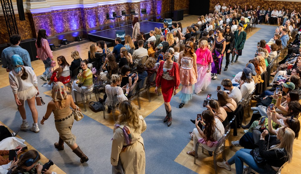 Sokoldalú ruhadarabok széles választékát mutatták be tehetséges magyar designerek, a vintage bemutatón pedig láthattuk, milyen eredeti összeállításokat lehet kreálni használt ruhákból