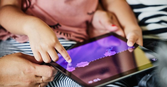 Lehet boldog és mentálisan egészséges gyereket nevelni a mesterséges intelligencia korában? Szakértő válaszol