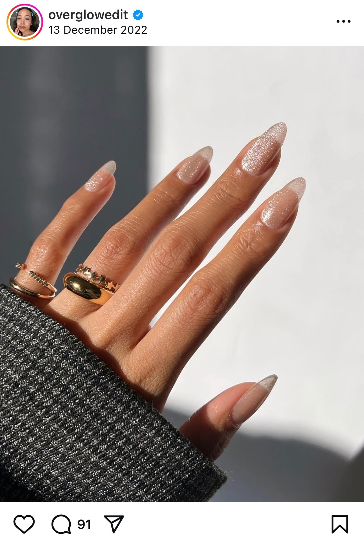 Ez a kókuszos manikűr csillámmal, osztrigafehérben tökéletes választás, ha némi csillogásra vágysz. 