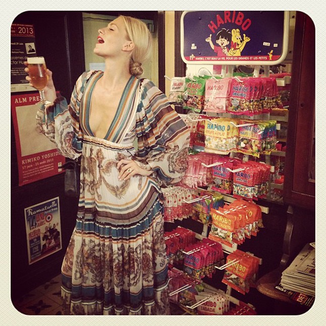 Poppy Delevingne Haribók között pózol.