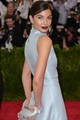 Lily Aldridge tökéletes ajkait remekül kiemelte ez a padlizsán rúzs.