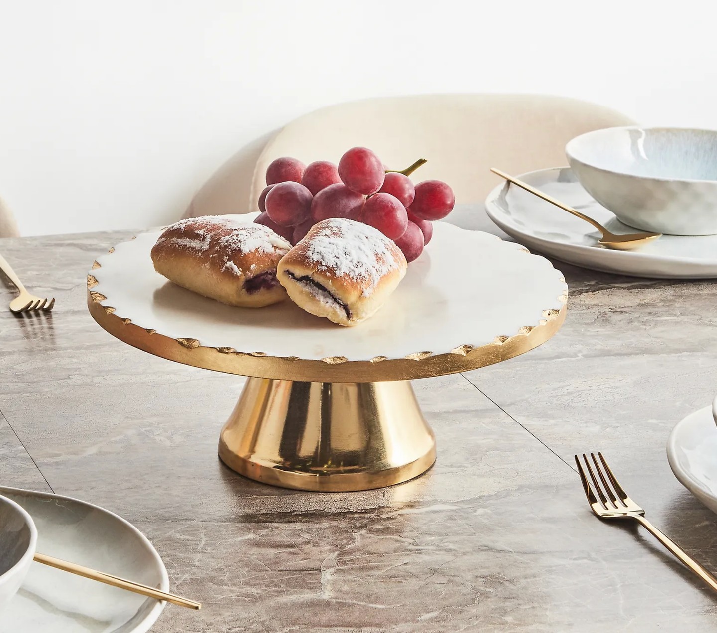 Márvány tortaálvány BELIANI 21 830 Ft, 20% kedvezmény a GLAMOUR-napok ideje alatt minden 180 000 Ft feletti vásárláshoz