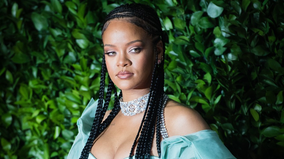 Kismama szabad estéje: Rihanna nagyon szexi szettben ment randizni