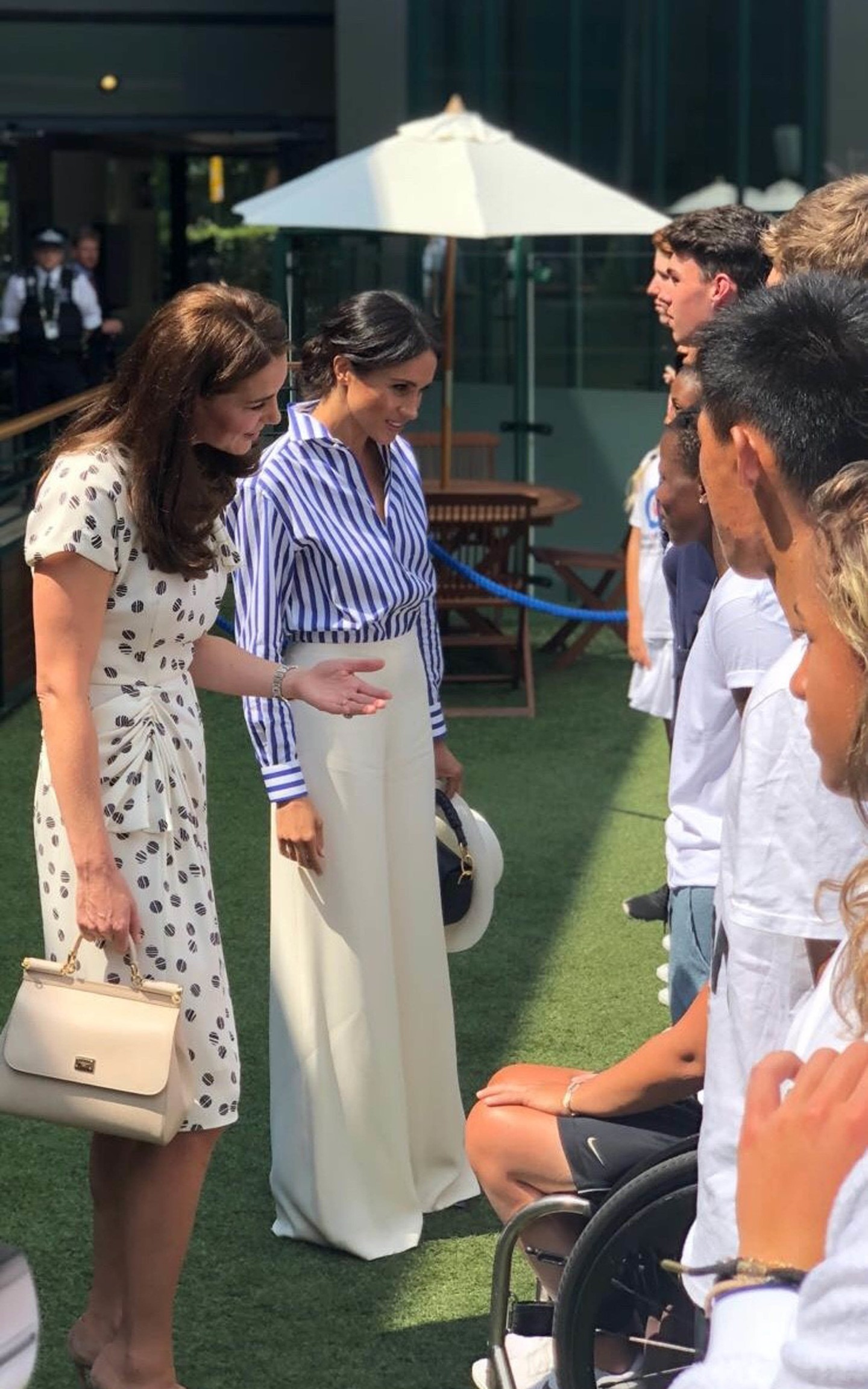 2018 - A walesi hercegnéhez sógornője, Meghan Markle is csatlakozott az első közös nyilvános megjelenésükön, hogy megnézzék Serena Williams játékát a 2018-as wimbledoni női döntőben. Katalin hercegné Jenny Packham pöttyös ruháját viselte, míg Meghan lazább stílusú kék-fehér csíkos ingben, és fehér nadrágban figyelte a versenyt. 