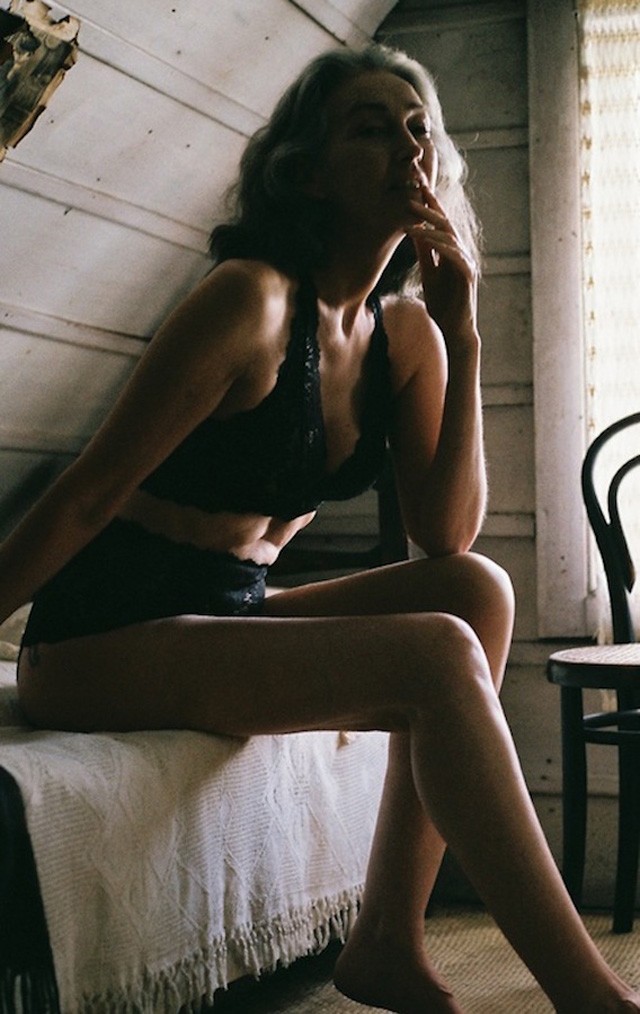 Tabutörő kampány: 57 évesen smink és retusálás nélkül reklámoz fehérneműt