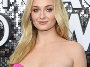 Sophie Turner megmutatta hogyan lehetsz modern Barbie, giccs nélkül