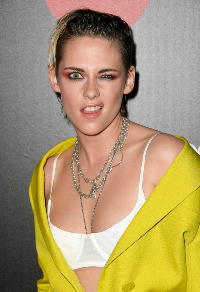 Kristen Stewart megőrült a vörös szőnyegen, szettje is nagyon bolondos volt