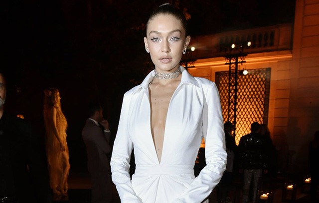 Gigi Hadid olyan ruhát vett fel, hogy azt se tudjuk, hova nézzünk!