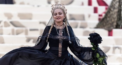 Madonna szentként pózol legújabb címlapján, és ettől még a kritikusai is leborulnak előtte