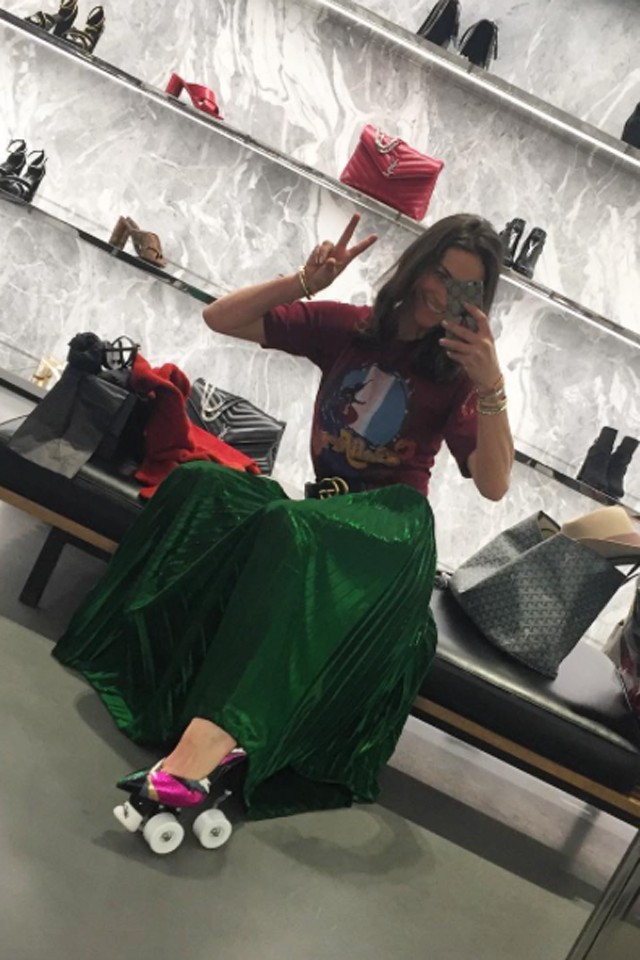 A legtöbb ember magas sarkúban sem tud rendesen járni, nemhogy magas sarkú görkoriban!