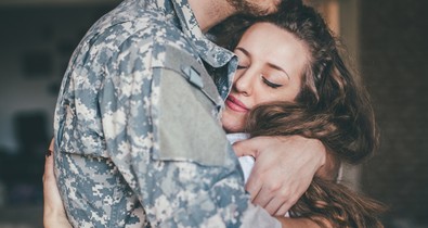 Büszkeség, állandó rettegés, magányos ünnepek - katonafeleségek élete a frontvonalon túl