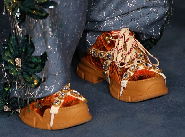 Billie Eilish luxuspizsiben slattyogott a vörös szőnyegre