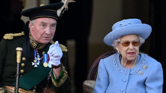 II. Erzsébet királynő és testőre