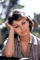 Bak- Sophia Loren - Sophia Loren neve sokaknak egyet jelent az időtálló eleganciával és az olaszos szenvedéllyel – mégis, mindemellett ott lapul valami távolságtartó, méltóságteljes erő. Ez a fajta visszafogott, de egyszerre kőkemény jelenlét tipikusan a Bak aszcendens sajátja. Loren nemcsak ikonikus vonásaival, de tartásával és tekintélyt sugárzó kisugárzásával is bebizonyította: nem kell harsánynak lenni ahhoz, hogy valaki emlékezetes legyen. Egy jól bevált klasszikus konty biztos felkészültséget sugároz az esetedben, de ha egy kiengedett frizurában gondolkodnál, mindenképp fontold meg a középválasztékot, legyen szó egyenesítésről vagy percízen elkészített nagyobb hullámokról.