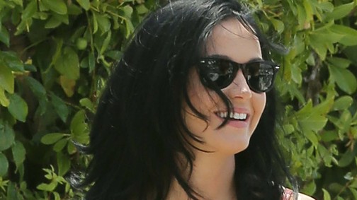 Katy Perry biciklizés közben villantott bugyit