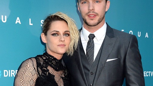 Kristen Stewart áttetsző ruhában a vörös szőnyegen