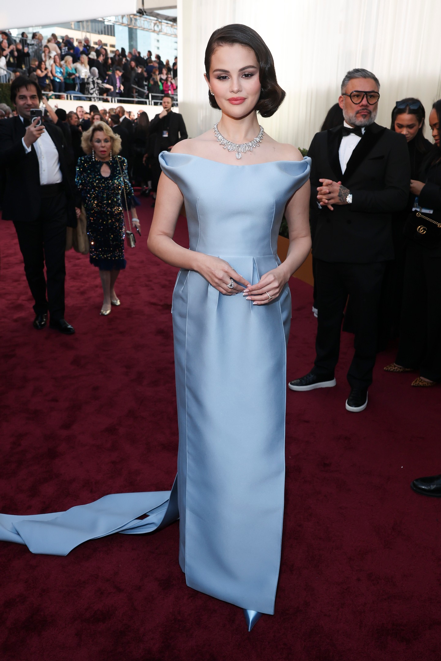 Selena Gomez a régi hollywoodi Hamupipőkét némi Jackie Kennedy stílussal megídézve jenet meg kék Prada ruhájában. Erre a designra még a hajával is ráerősített, ami teljessé tette a régi korokat megidéző stílust. 