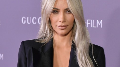 Kim Kardashian haja nemcsak durván rövid, hanem KÉK is!