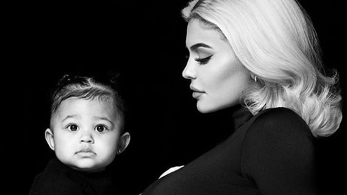 Heti cuki: Kylie Jenner 9 hónapos kislánya elképesztően élvezi édesapja koncertjét