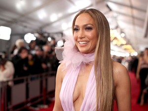 Imádjuk: Jennifer Lopez az asztalon táncolva ünnepli születésnapját