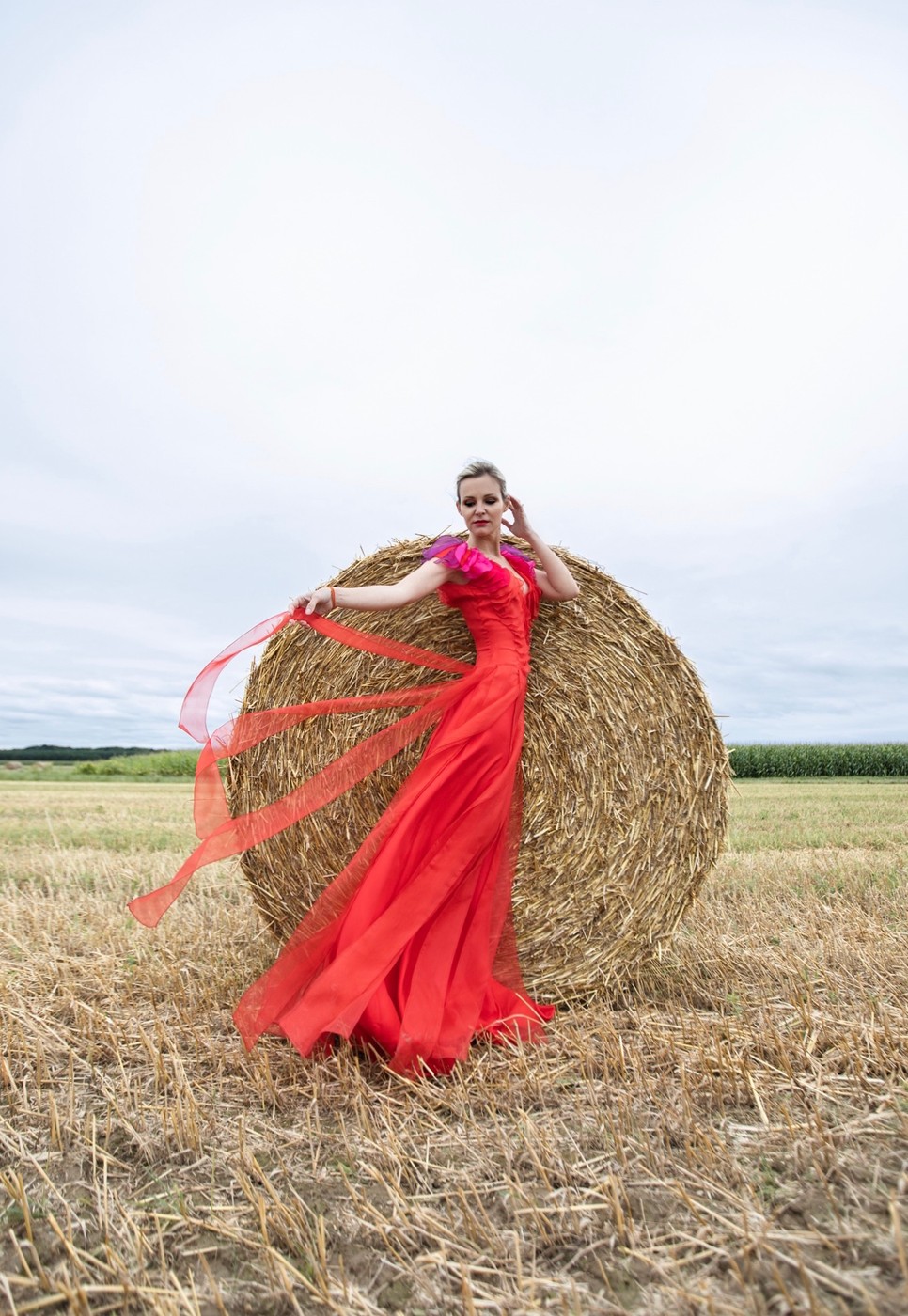 Magyar tervezők ruháiban tündököl Marton Adrienn gasztro guru