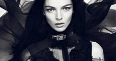 Várandósan vetkőzött pucérra a Givenchy múzsája