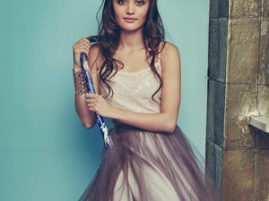 Az új Disney-sorozat üdvöskéje nagyon belevaló csaj!