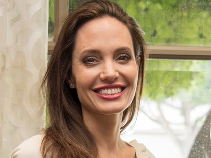 Hű: Angelina Jolie szűk, arany jelmezben mutatja meg magát 