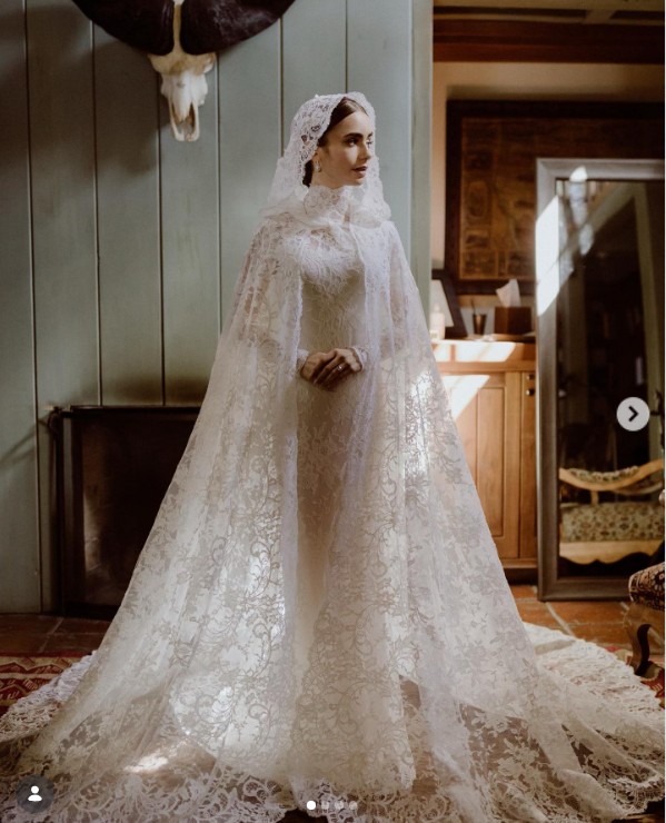 Lily Collins Ralph Lauren csipkekölteményében ment férjhez 2021-ben