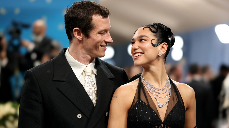 Összekötötte életét Dua Lipa és Callum Turner