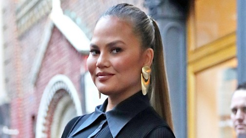 Annyira felvágták Chrissy Teigen szoknyáját, hogy még a bugyiját is megmutatta