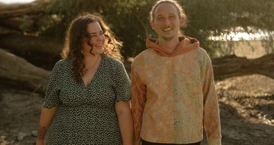 Mesébe illő szerelmi történet egy illusztrátor és egy keramikus találkozásáról, ami egy közös vállalkozásban teljesedett ki