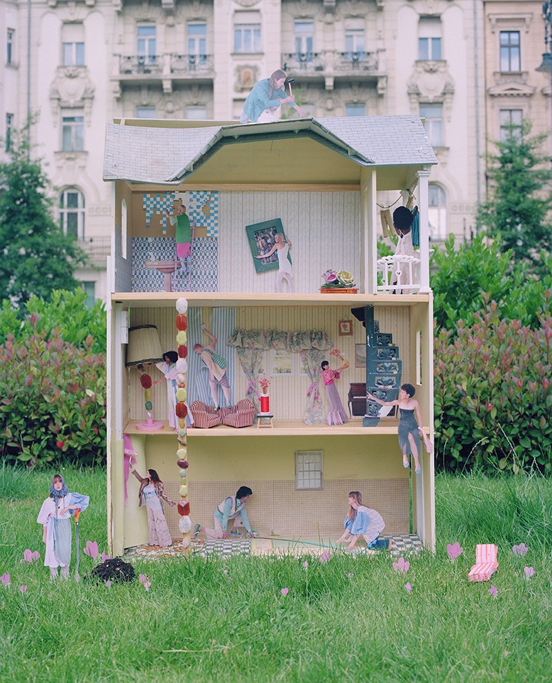 A divatipar "babaházát" kicsit meg kell javítgatni, hogy újra olyan vonzó és élettel teli legyen mint azelőtt. A tervezők az új kollekciójuk megtervezésekor erre a dédelgetett játékra gondoltak. Álljunk neki, hozzuk rendbe!