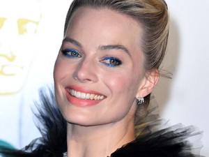 Margot Robbie gyönyörű, de ez a ruha még rajta is nevetségesen áll