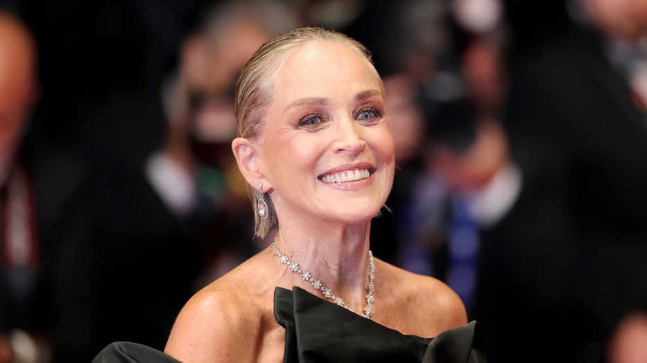 Sharon Stone a párizsi divathét kifutóján tűnt fel