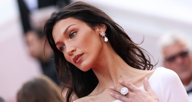 Bella Hadid testét csak kristályok borítják