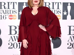 Drámai volt Adele vörös szettje