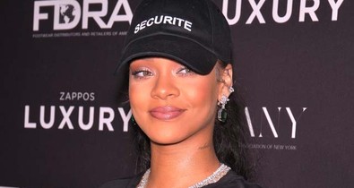 Melltartó nélkül, rémes szettben vette át a díját Rihanna